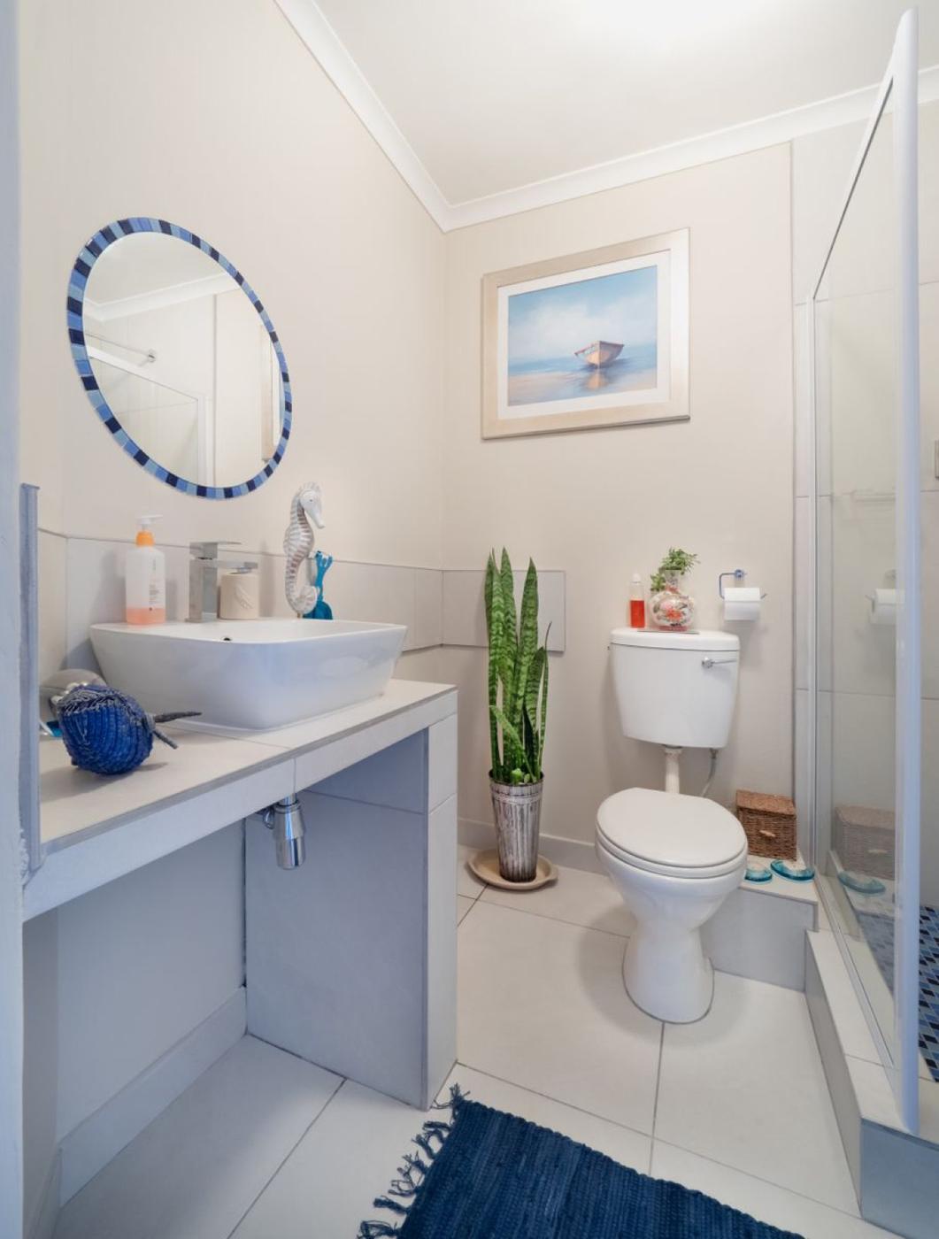 WC broyeur installé dans une petite salle d’eau