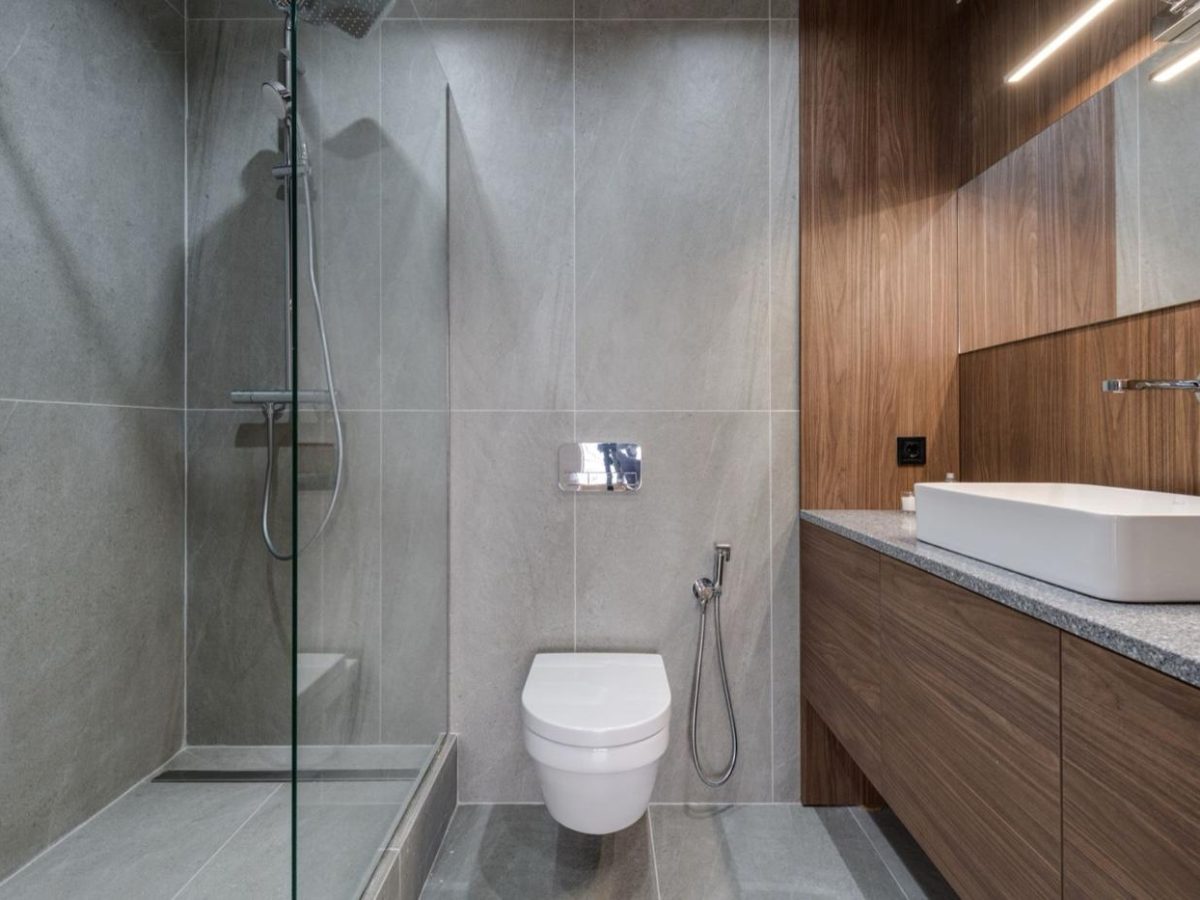 Douche à l’italienne dans une petite pièce