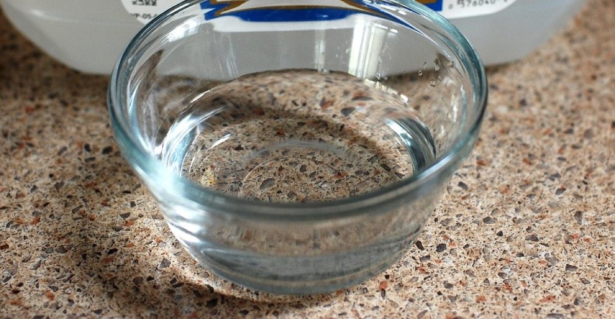Bol de vinaigre blanc prêt pour le détartrage